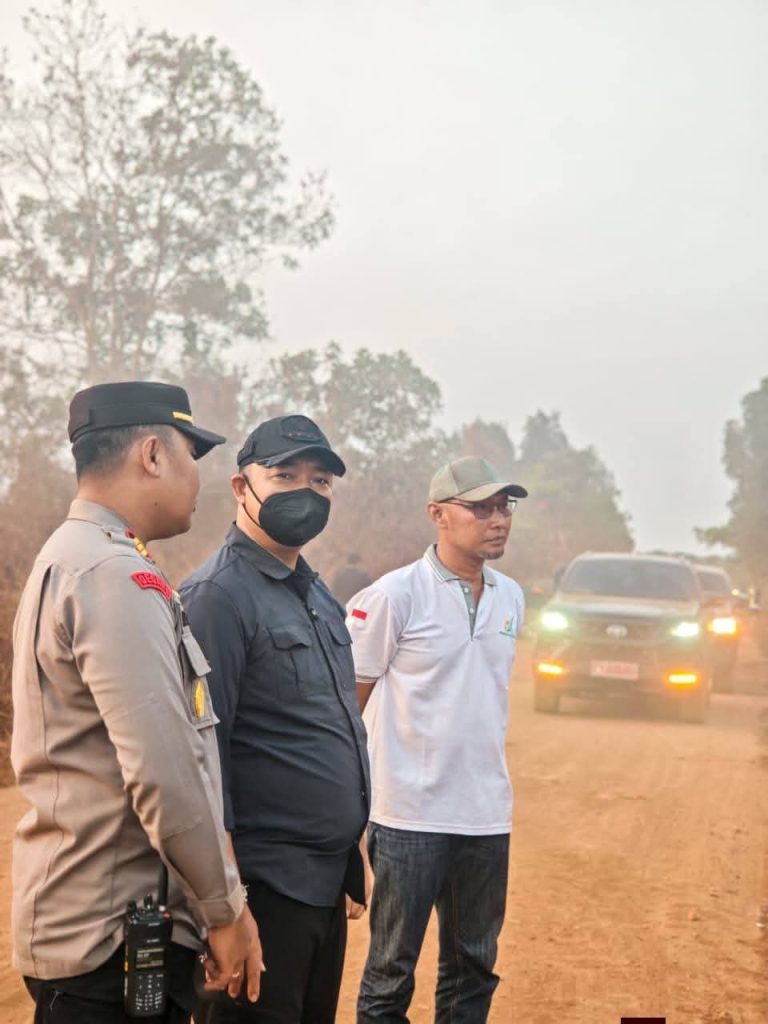 BUPATI KETAPANG TINJAU LOKASI KARHUTLA DI KENDAWANGAN, PASTIKAN PENANGANAN OPTIMAL