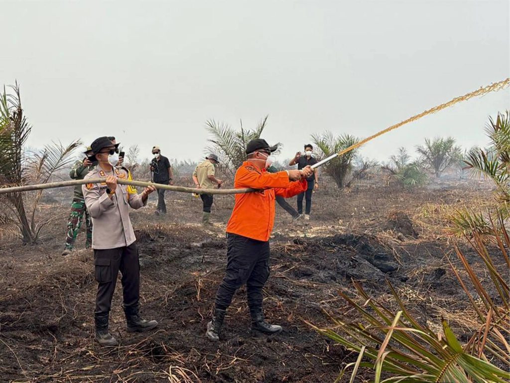PASTIKAN SATGAS TIDAK BERJUANG SENDIRI, BUPATI KETAPANG TURUN LANGSUNG PADAMKAN KARHUTLA DI JALAN POROS PELANG
