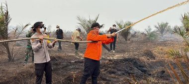 PASTIKAN SATGAS TIDAK BERJUANG SENDIRI, BUPATI KETAPANG TURUN LANGSUNG PADAMKAN KARHUTLA DI JALAN POROS PELANG