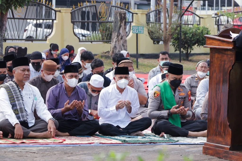 SEKDA KETAPANG HADIRI SHOLAT ISTISQA DI HALAMAN POLRES, WARGA DIAJAK MUHASABAH DAN MEMOHON HUJAN