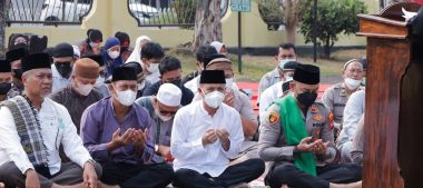 SEKDA KETAPANG HADIRI SHOLAT ISTISQA DI HALAMAN POLRES, WARGA DIAJAK MUHASABAH DAN MEMOHON HUJAN
