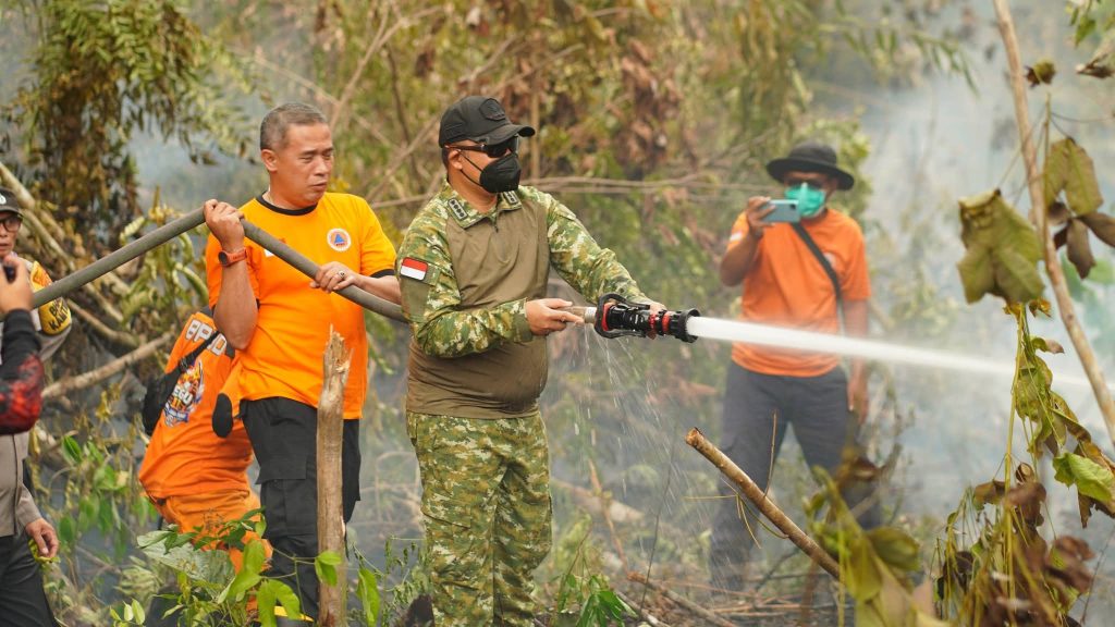 HARI LIBUR TAK BERLAKU, BUPATI DAN DANDIM TETAP DAMPINGI SATGAS KARHUTLA DI KUALA TOLAK