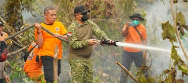HARI LIBUR TAK BERLAKU, BUPATI DAN DANDIM TETAP DAMPINGI SATGAS KARHUTLA DI KUALA TOLAK